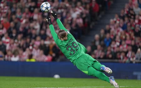 Matvey Safonov em ação durante empate do PSG contra o Athletic Bilbao pela Champions League (Foto: Cesar MANSO / AFP)