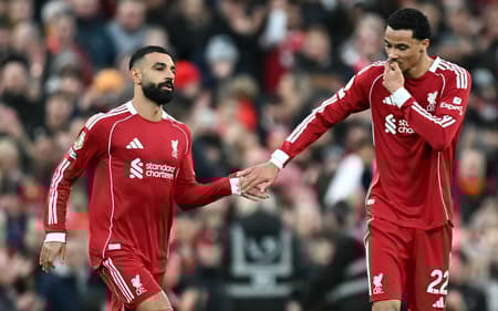 Mohamed Salah e Hugo Ekitiké em ação na vitória do Liverpool sobre o Brighton (Foto: Paul ELLIS / AFP)