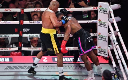 Anderson Silva apaga Woodley (Foto: Reprodução Twitter Netflix Brasil/MVP)