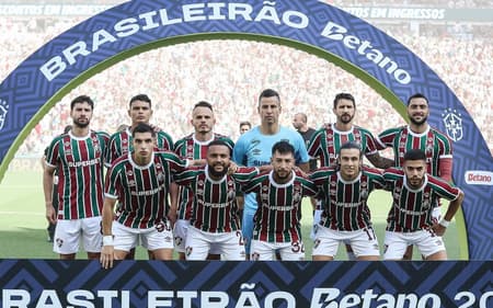 Elenco do Fluminense antes de jogo do Brasileirão (Foto: Lucas Merçon/FFC)
