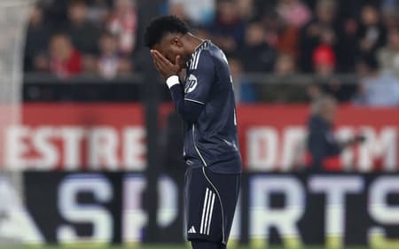 Vini Jr lamentando o empate do Real Madrid diante o Elche, em La Liga (Foto: Josep Lago/AFP)