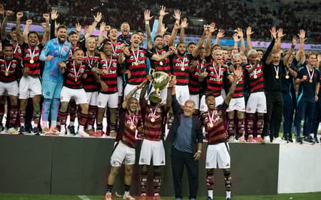 Flamengo levanta a taça do Campeonato Carioca (Foto: Delmiro Junior/Photo Premium/Gazeta Press)