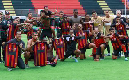 Elenco do Vitória na Copinha 2024 (Foto: Saulo Dias/MOCHILA PRESS)