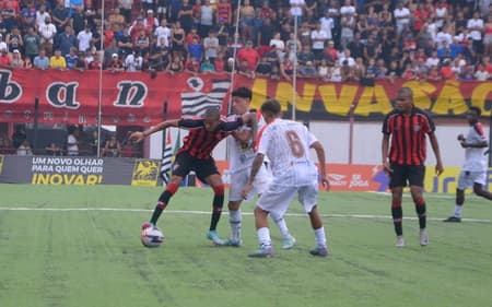 Vitória e Atlético de Alagoinhas em ação pela Copinha (Foto: SAULO DIAS/MOCHILA PRESS)