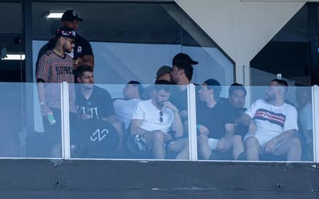 Neymar na Vila Belmiro para acompanhar jogo do Santos (Foto: Léo Barrilari/GazetaPress)