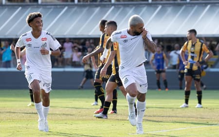 Gabriel Barbosa comemora o primeiro gol após o retorno para a terceira passagem no Santos. (Foto: Léo Barrilari/GazetaPress)
