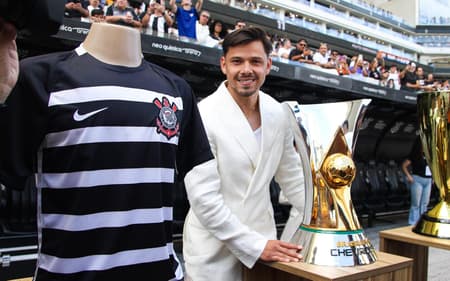 Romero recebeu homenagens na Neo Química Arena (Foto: Vinicius Nunes/Agência F8/Gazeta Press)