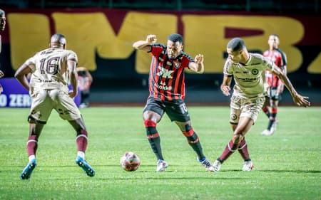 Paulo Roberto em ação na partida entre Vitória e Jacuipense (Foto: Fillipe Alves/Agência F8/Gazeta Press)