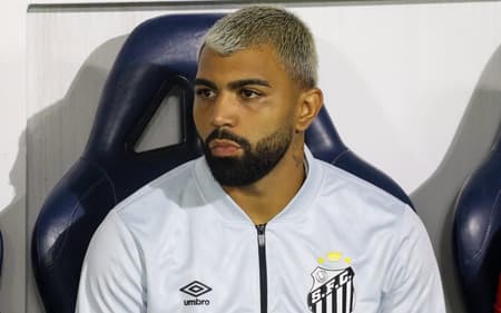 Gabriel Barbosa inicia o clássico contra o Santos no banco de reservas. (Foto: Theo Daolio/MOCHILA PRESS)