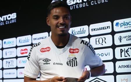Gabriel Menino é apresentado no Santos nesta sexta-feira (16), na Vila Belmiro. (Foto: GUILHERME DIONIZIO/Gazeta Press)
