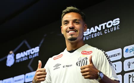 Gabriel Menino durante entrevista coletiva de apresentação pelo Santos. (Foto: Jota Erre/ Agif/Gazeta Press)