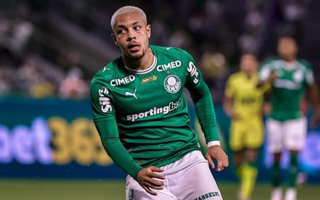 Vitor Roque , atacante do Palmeiras