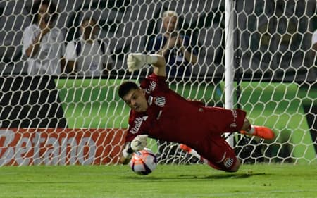 Gabriel Brazão defende pênalti em duelo do Santos contra o Guarani. (Foto: Alvaro Jr/MOCHILA PRESS)