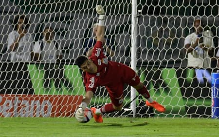 Gabriel Brazão defendeu um pênalti na partida do Santos diante do Guarani. (Foto: Alvaro Jr/MOCHILA PRESS)