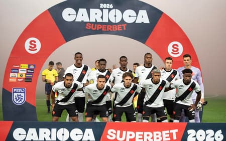 Jogadores do Vasco antes de enfrentar o Flamengo (Foto: DELMIRO DOS SANTOS JUNIOR/MOCHILA PRESS)