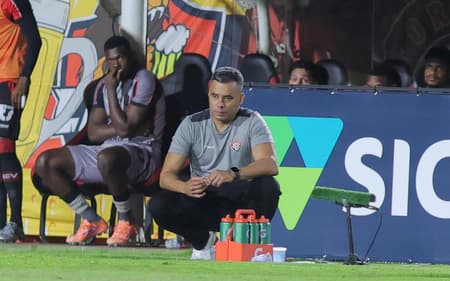 Jair Ventura observa o Vitória contra a Juazeirense no Barradão (Foto: Márcio José/AGIF/Gazeta Press)