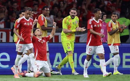 Rafael Borré, atacante do Internacional comemora gol
