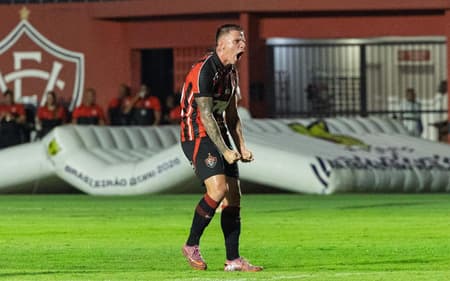 Renato Kayzer comemora gol do Vitória contra o Remo (Foto: Junior Damasceno/MyPhoto Press/Gazeta Press)