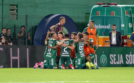 Chapecoense venceu o Santos nesta quarta-feira (28), na Arena Condá. (Foto: Gilson Freitas/Agência F8/Gazeta Press)