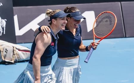 Gabriela Dabrowski (e) e Luisa Stefani avançam às semifinais no Australian Open (Foto: Divulgação/WTA)