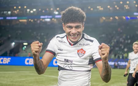 Machado comemora vitória contra o Palmeiras (Foto: Victor Ferreira / EC Vitória)