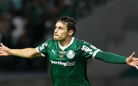 Veiga tenta retomar sequência de titularidades após recuperação (Foto: Cesar Greco/Palmeiras)