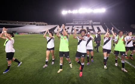 Time feminino do Vasco aplaude torcida em São Januário. (Foto: Dikran Sahagian/Vasco)