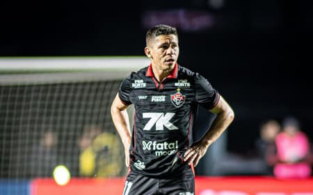 Osvaldo em ação com a camisa do Vitória (Foto: Victor Ferreira / EC Vitória)