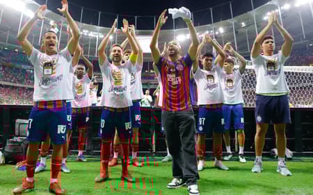 Jogadores do Bahia comemoram título da Copa do Nordeste (Foto: Catarina Brandão/EC Bahia)