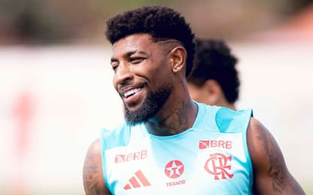 Emerson Royal durante treino no Ninho do Urubu (Foto: Adriano Fontes/Flamengo)