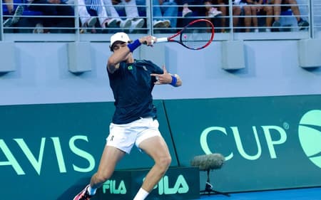 João Fonseca na vitória histórica sobre Tsitsipas na Davis (Foto: André Gemmer/CBT)