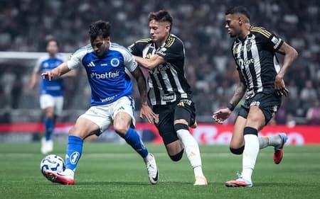 Kaio Jorge, do Cruzeiro, e Ivan Román, do Atlético-MG (Foto: Gustavo Aleixo/Cruzeiro)