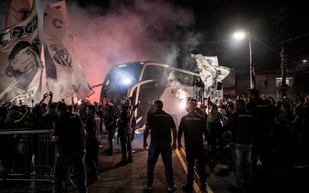 Ônibus do Santos é recepcionado na Vila Belmiro. (Foto: Raul Baretta/ Santos FC)