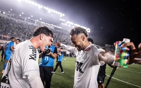 Neymar abraça Rollheiser após vitória do Santos diante do Palmeiras na Vila Belmiro. (Foto: Raul Baretta/ Santos FC)