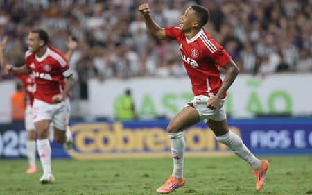 Vitinho comemora gol do Internacional
