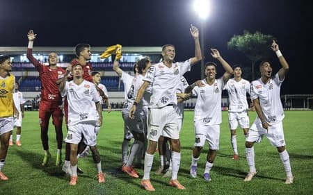 Elenco do Santos comemora primeira vitória na Copinha, em São Carlos (SP). (Foto: Reinaldo Campos/ Santos FC)