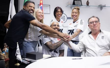Gabigol ao lado da família e do presidente Marcelo Teixeira durante assinatura do contrato na Vila Belmiro. (Foto: Gabriel Barbosa participa de entrevista coletiva com jornalistas na Vila Belmiro. (Foto: Raul Baretta/ Santos FC)