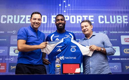 Gerson é apresentado no Cruzeiro (Foto: Gustavo Aleixo/Cruzeiro)