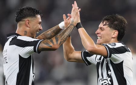 Mateo Ponte e Montoro comemorando gol do Botafogo (Foto: Vítor Silva/Botafogo)