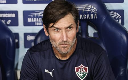 Maxi Cuberas no banco do Fluminense contra o Flamengo (Foto: Lucas Merçon/ Fluminense FC)