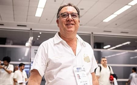 Marcelo Teixeira acompanha a delegação do Santos na Neo Química Arena. (Foto: Raul Baretta/ Santos FC)