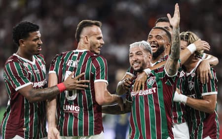 Acosta comemora gol com os jogadores do Fluminense (Foto: Lucas Merçon/ Fluminense FC)