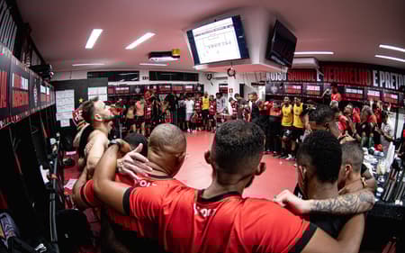 Jogadores do Vitória reunidos no vestiário do Barradão (Foto: Victor Ferreira / EC Vitória)