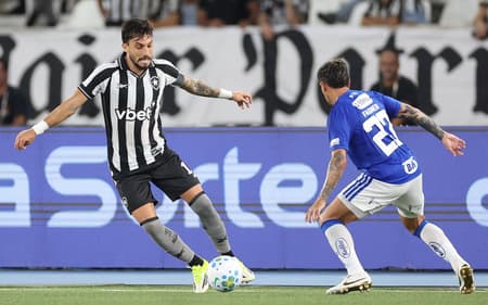 Alex Telles em ação na vitória do Botafogo (Foto: Vítor Silva/Botafogo)