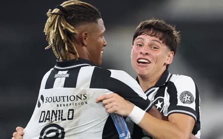 Danilo e Montoro comemoram gol pelo Botafogo (Foto: Vitor Silva/Botafogo)