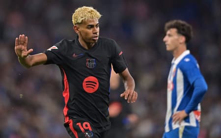 Yamal comemora gol pelo Barcelona contra o Espanyol (Foto: Manaure Quintero/AFP)