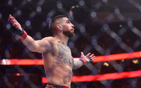 Ilia Topuria derrotou o Charles do Bronx no UFC 317 (Foto: Ian Maule/AFP)