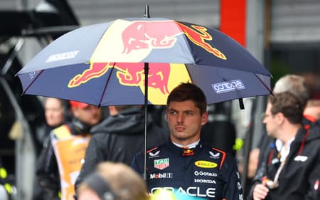 Max Verstappen, da Red Bull, durante bandeira vermelha no GP da Bélgica pela F1 2025 (Foto: YVES HERMAN / POOL / AFP)