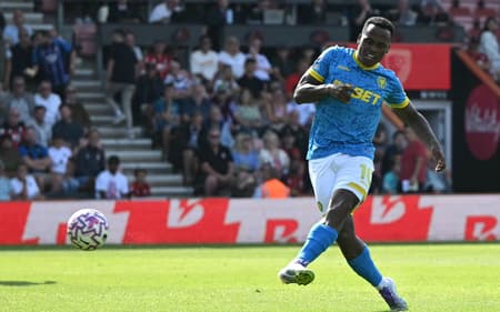 Jhon Arias em ação pelo Wolverhamptom na Premier League (Foto: JUSTIN TALLIS/AFP)