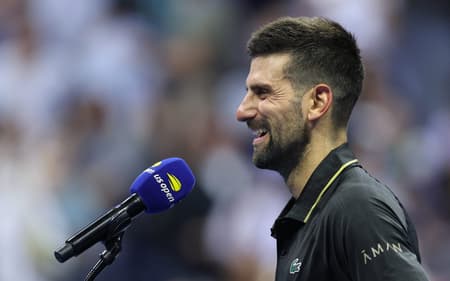 O sérvio Novak Djokovic após a vitória sobre o americano Learner Tien (Foto: CHARLY TRIBALLEAU / AFP)